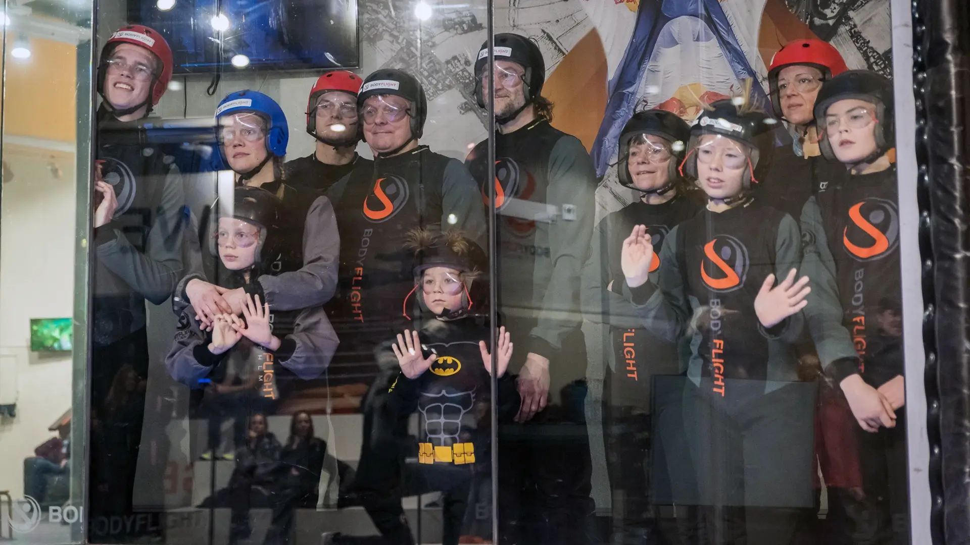 En grupp som ska testa på Bodyflights vindtunnel i Stockholm.