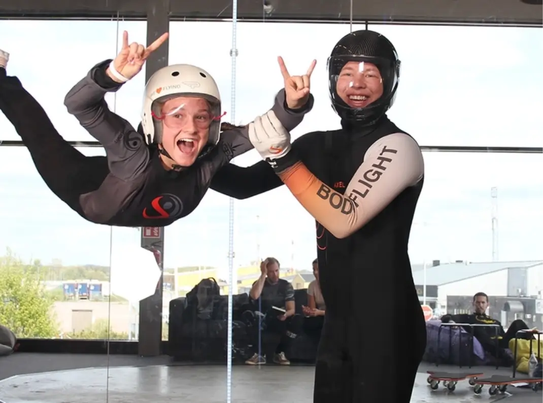 Ung kille som flyger i en vindtunnel. Boka annorlunda studentpresenter hos oss.