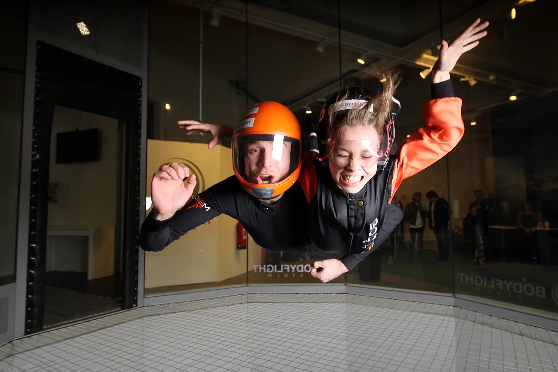 Tjej som testar på Bodyflight som möhippa aktivitet.