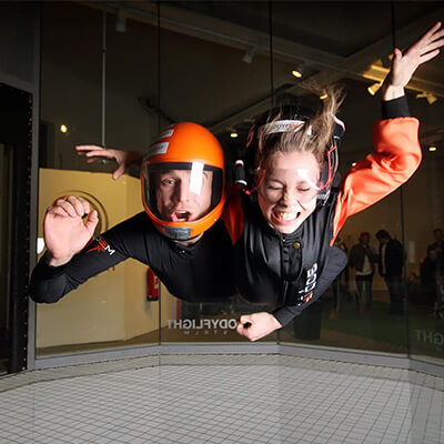 tjej som flyger med instruktör