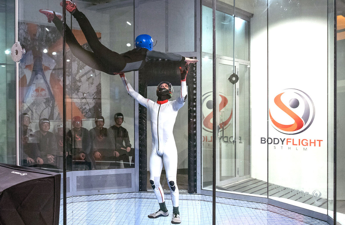 Person som testar att flyga inomhus hos Bodyflight.