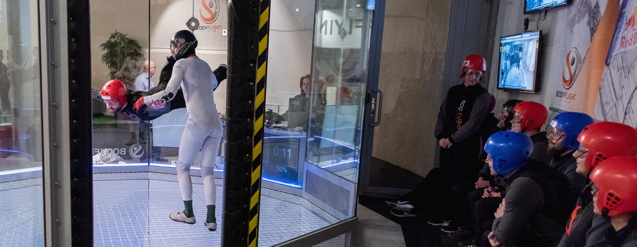 Utifrånperspektiv av vindtunneln. Testa på Bodyflight som en av många roliga aktiviteter inom Göteborg.