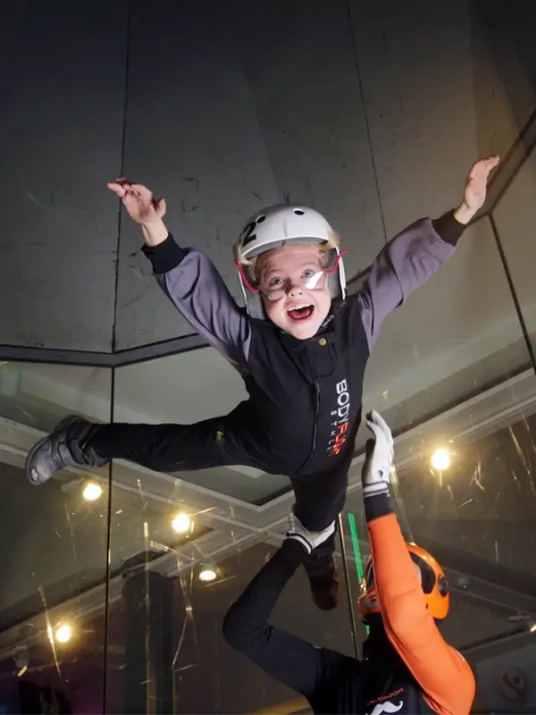 Barn som testar på att flyga tunnel. Testa på Bodyflight som inomhusaktivitet för barn.