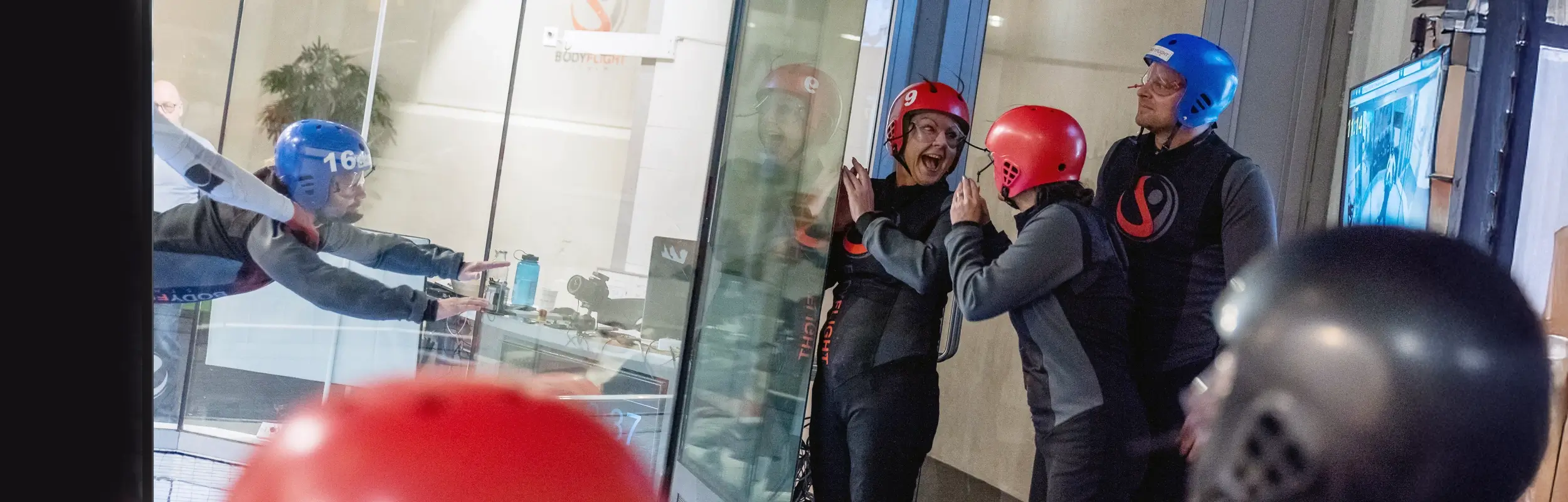 Åskådare som gett indoor skydiving i 65 års present till mannen i deras liv.