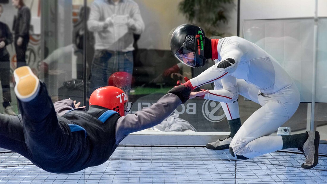 En äldre man som fått indoor skydiving som 80 års present man.