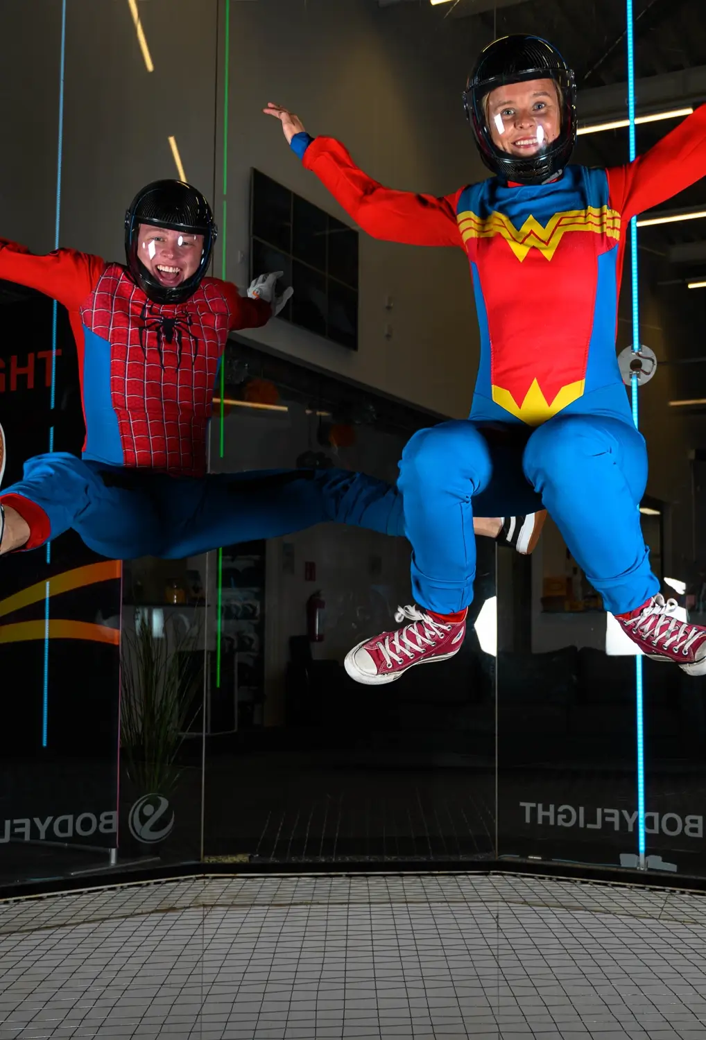 Två personer som testar på att åka vindtunnel bland teambuilding aktiviteter Göteborg.