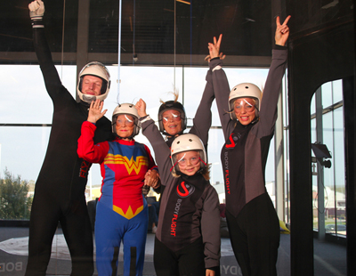 Familj på Bodyflight för att testa indoor skydiving, en häftig upplevelse.