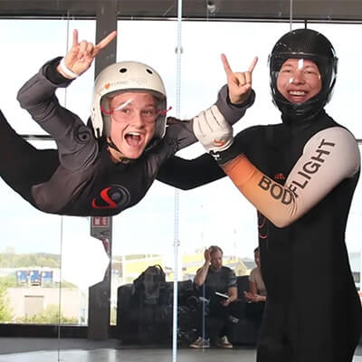 Indoor skydiving är ett perfekt tips på studentpresent.