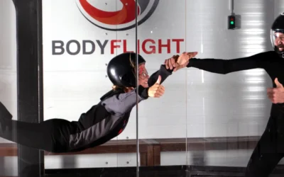 En ung tjej som testar på indoor skydiving, en aktivitet att göra i Göteborg som ungdom.