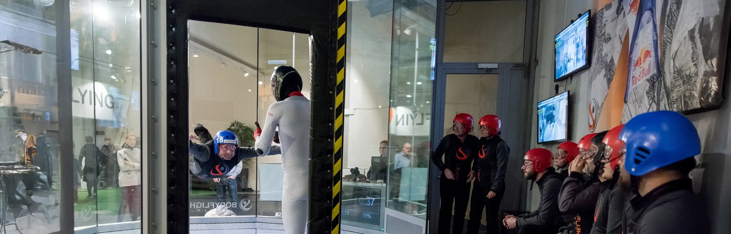 Person som testar att flyga vindtunnel i Stockholm. Boka in er Teambuilding i Stockholm hos oss.