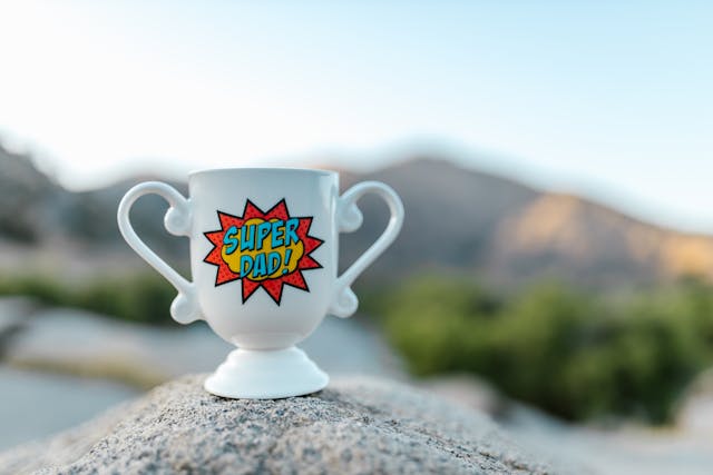 En kopp med texten "Super dad".Ge bort en minnesvärd 50 års present till pappa.