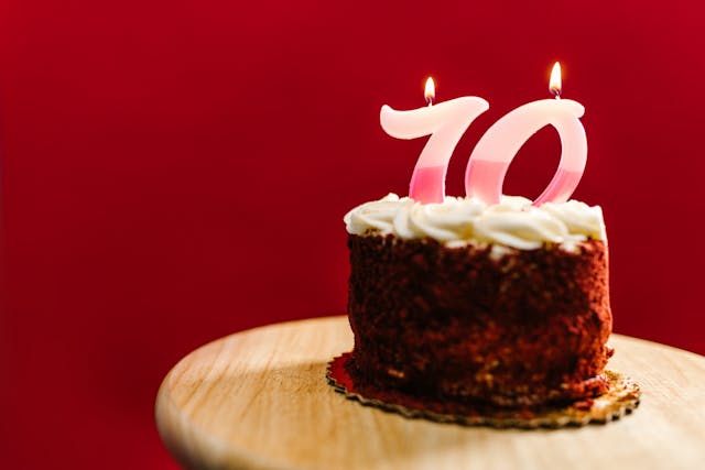 Tårta med siffrorna 7 och 0 på sig. Ge en upplevelse från Bodyflight i 70 års present till mamma.