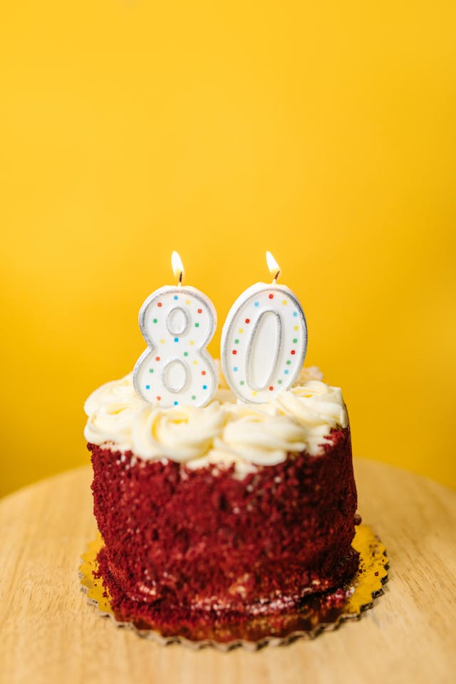 Redvelvet tårta med siffrorna 8 och 0 i sig. Ge bort en personlig 80 års present till en kvinna eller en 80 års present till en man.
