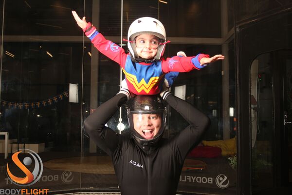 Ett barn som flyger i en flygtunnel hos Bodyflight.