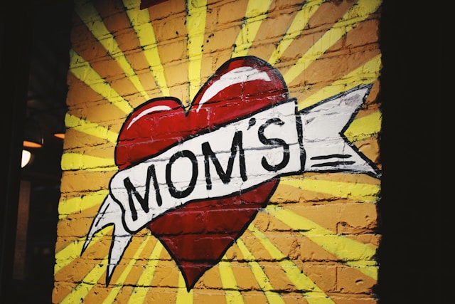 Graffitimålning med ett hjärta och texten "mom´s". Ge en minnesvärd mors dag present på mammas dag från oss.