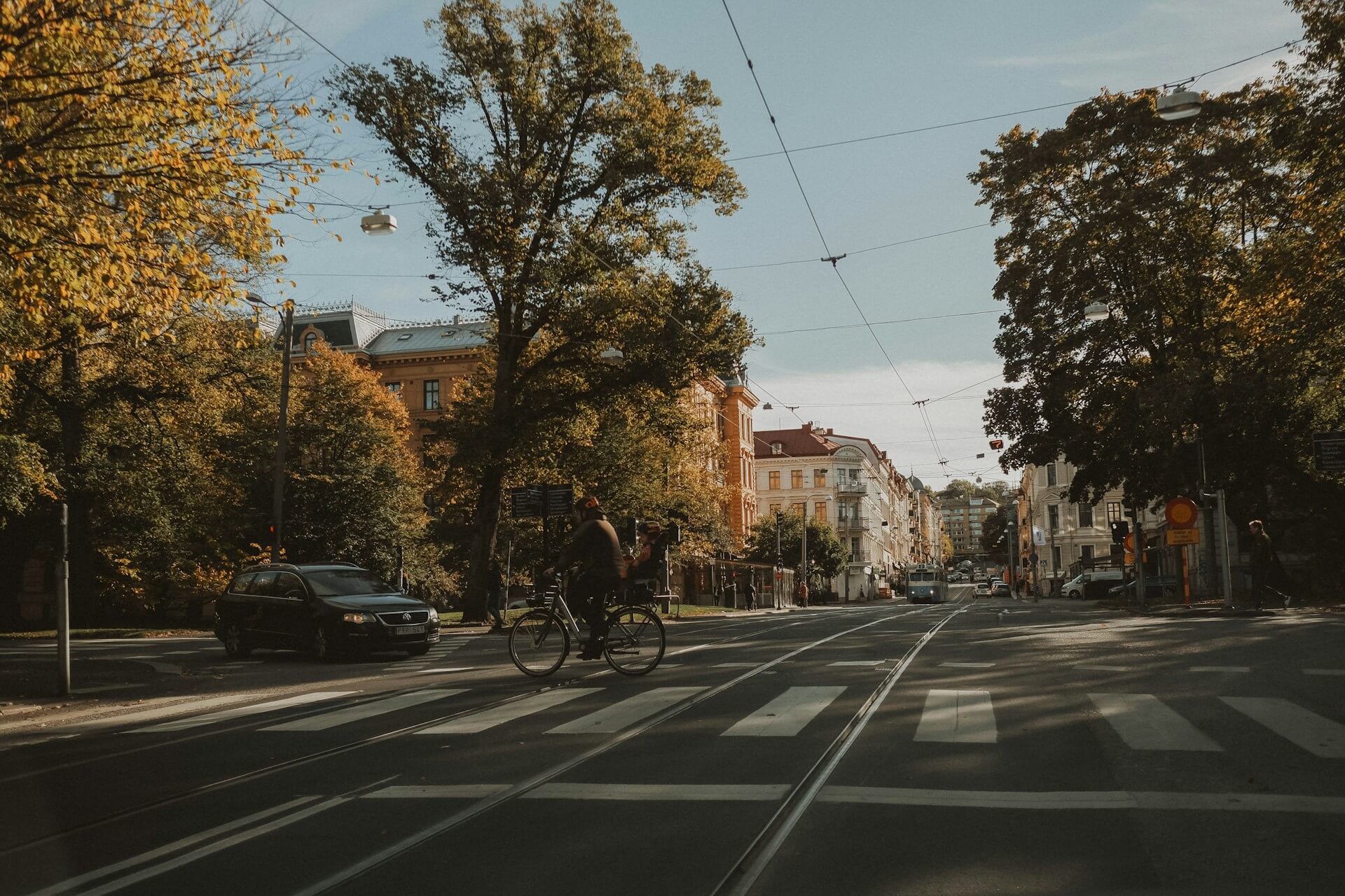 Person som cyklar på gata i Göteborg. Testa på roliga aktiviteter i Göteborg med oss på Bodyflight.