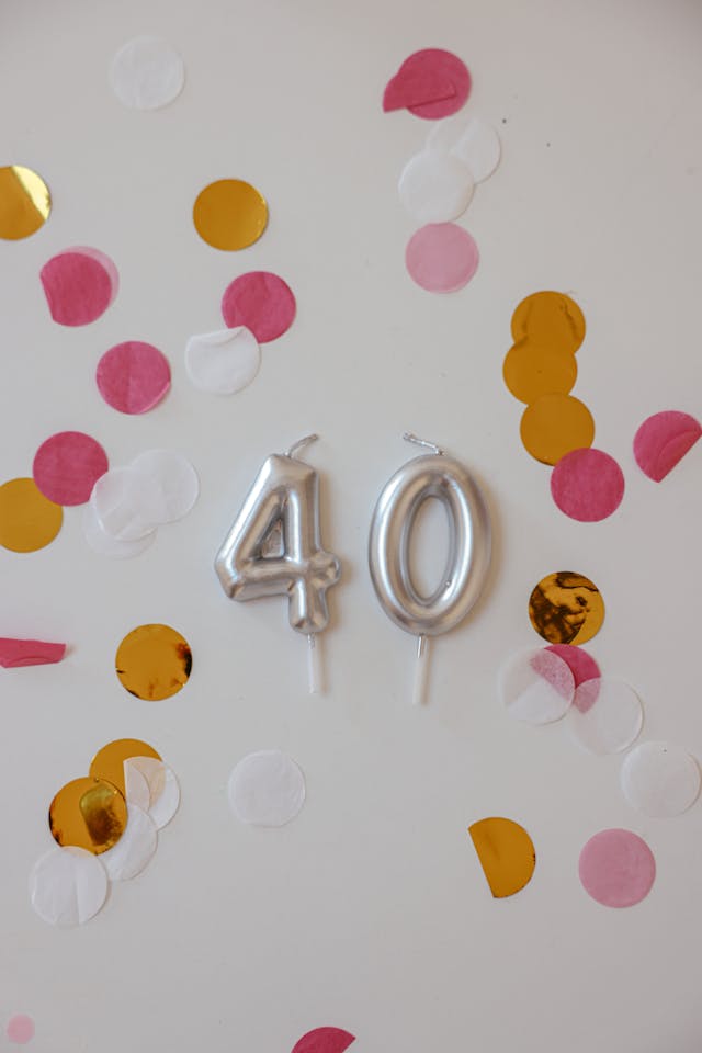 2 tårtljus med siffrorna 4 och 0. Ge bort en upplevelse i 40 års present eller en 40 års present till kvinna med upplevelse.