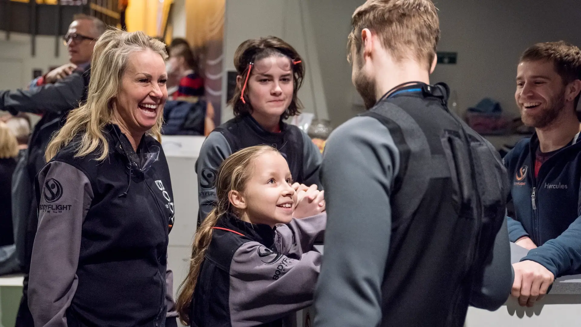 Barnfamilj som valt indoor skydiving bland unika upplevelser Stockholm.