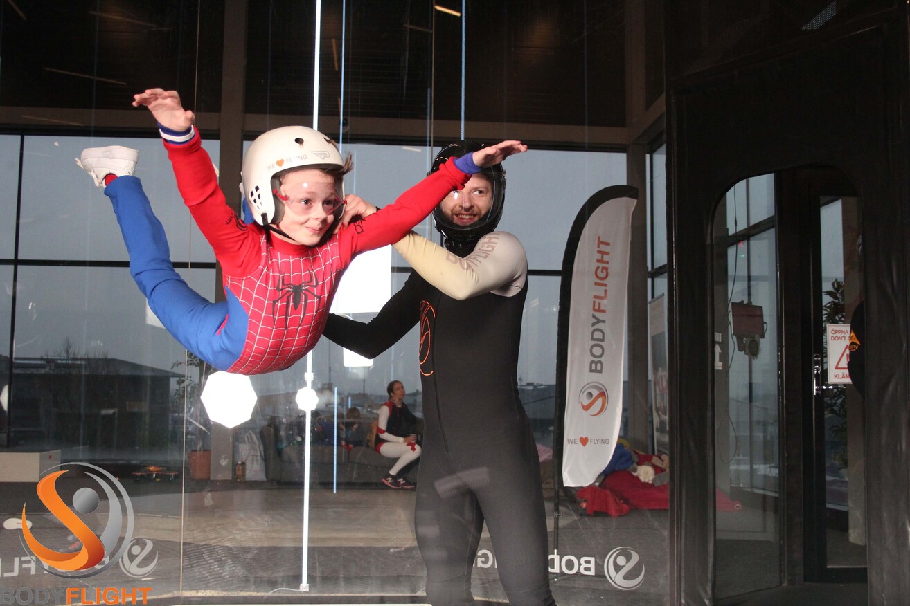 Liten kille i spidermandräkt. Boka barnkalas i Stockholm hos Bodyflight.