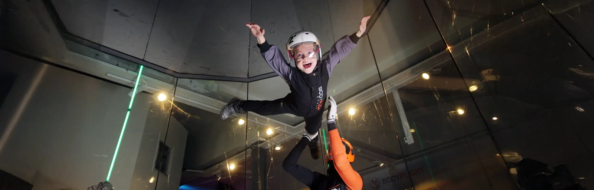 Ett barn som testar indoor skydiving på ett kalas för barn i Göteborg.