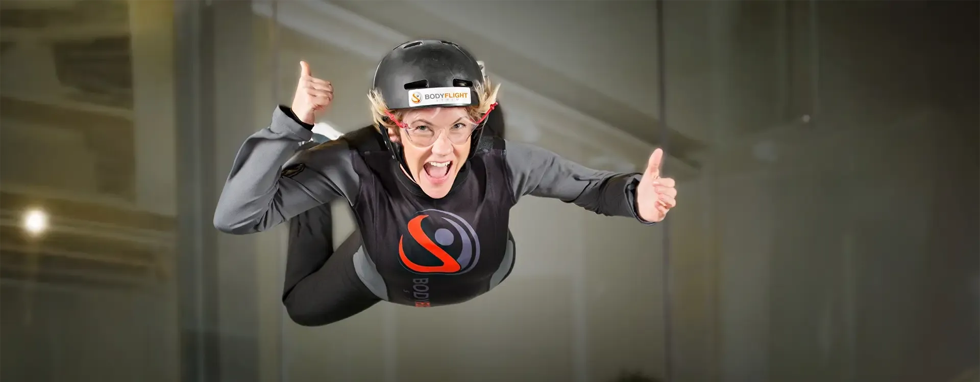 En kvinna som testar på indoor skydiving, en unik upplevelse.