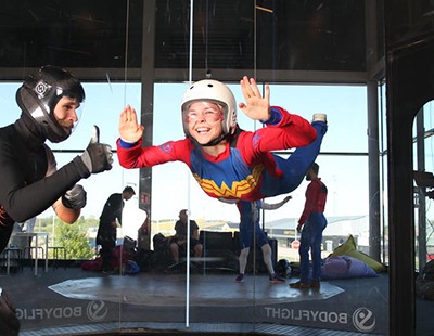 Att göra i Göteborg med omnejd En kvinna som testar på indoor skydiving, en av många saker att göra i Göteborg med omnejd.